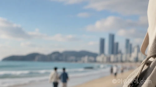 한 손에 가볍게 들고 있는 코닥 초소형 디지털 카메라 '차메라'