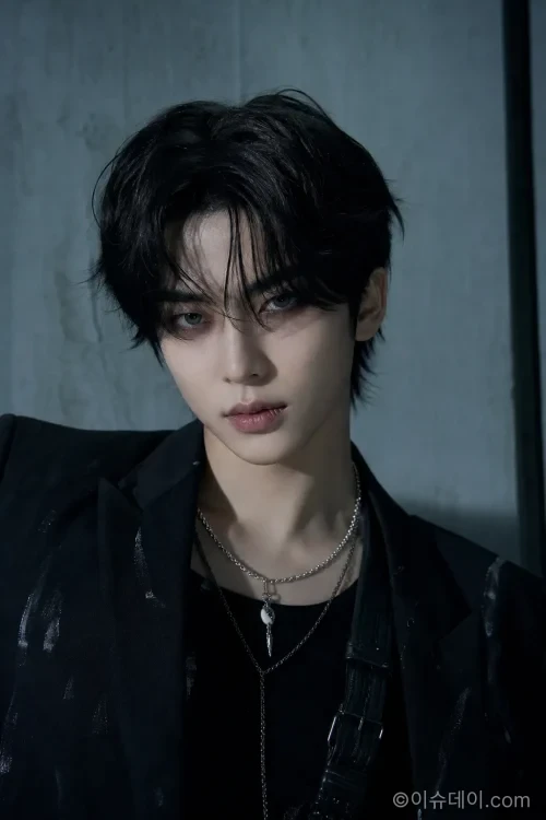 제니 빌보드 핫 100 차트에서 테임 임팔라와 협업한 곡 '드라큘라(Dracula)'로 5위를 기록한 가운데 빌보드 200 차트에 진입한 솔로 가수 에반
