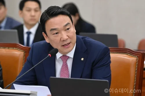 국회 국토교통위원회에서 질의하는 정희용 의원