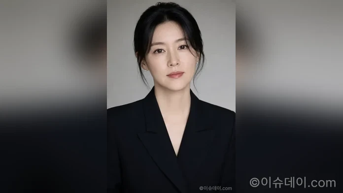 배우 이영애는 이번 공연에 스토리텔러로 참여해 음악과 관객을 잇는 역할을 맡는다 (사진 - AI 생성)