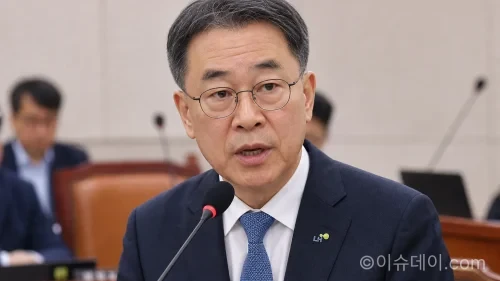 집값 급락 가능성을 언급한 이성훈 LH 사장 국정감사에서 질문에 답하고 있다.