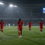 경기 종료 후 어두운 표정으로 그라운드를 빠져나오는 축구 선수들