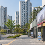 신축 아파트 단지 인근의 부동산 중개업소 거리 전경