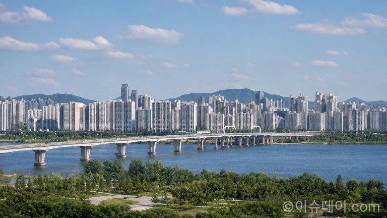 한강을 배경으로 늘어선 서울 고층 아파트 대단지 전경