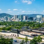 서울의 고궁과 현대적인 빌딩 숲이 어우러진 전경