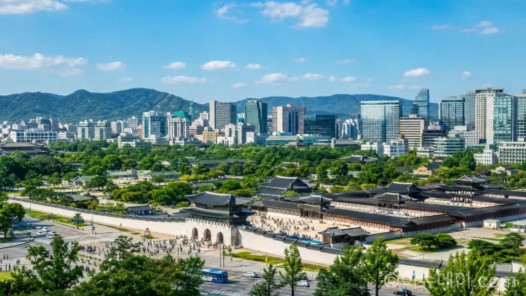 서울의 고궁과 현대적인 빌딩 숲이 어우러진 전경