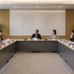 사회보장 평가전문위원회 회의실에서 위원들이 서류를 검토하며 회의를 진행하는 모습