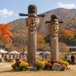 순창 추령 야외 행사장에 세워진 해학적인 표정의 목장승들