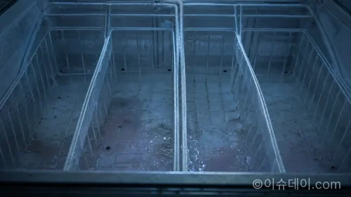 전원이 꺼져 아이스크림이 모두 녹아내린 무인 점포 냉동고
